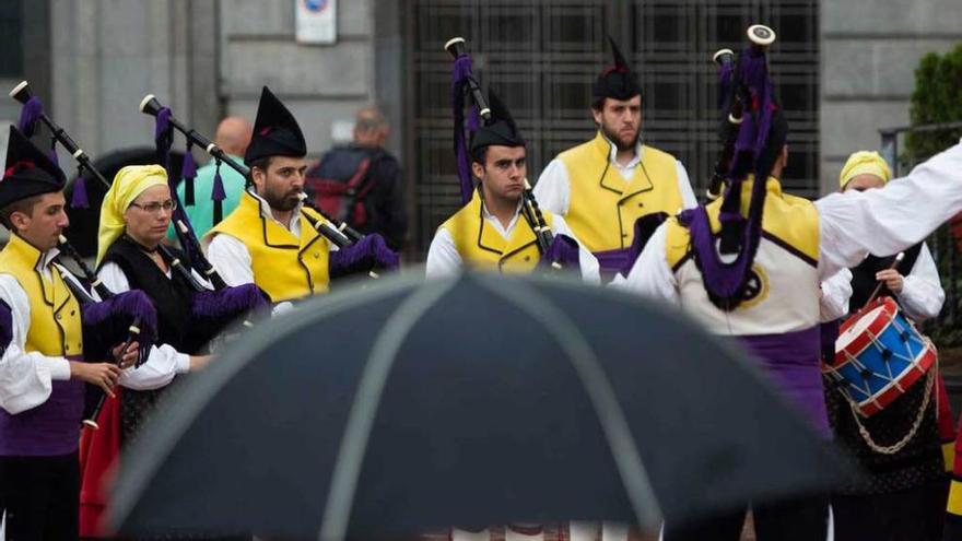 Los integrantes de la banda de gaitas &quot;La Laguna del Torollo&quot;, de San Claudio, en la Escandalera .