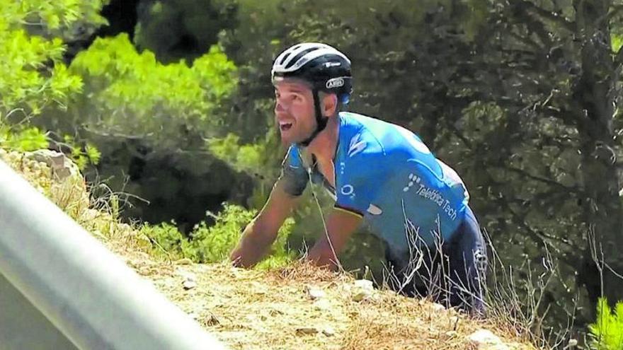 Alejandro Valverde trata de
volver a la carretera 
después de caer a un 
precipicio a 45 kilómetros 
de la llegada de la séptima 
etapa de la Vuelta. l.o.