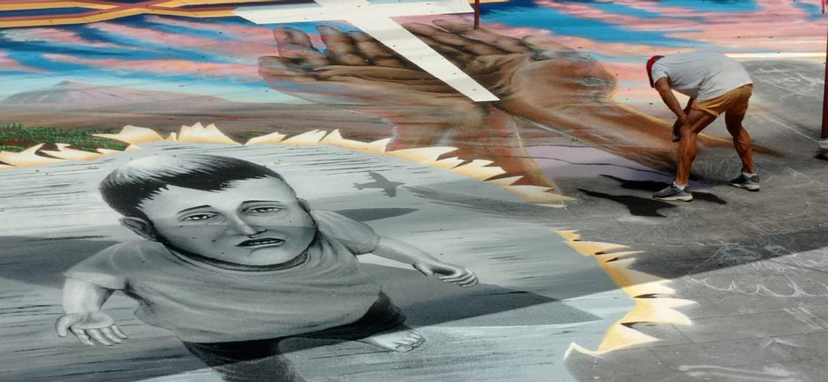 Juan Fajardo trabaja en el gran tapiz del Corpus de Tacoronte 2022