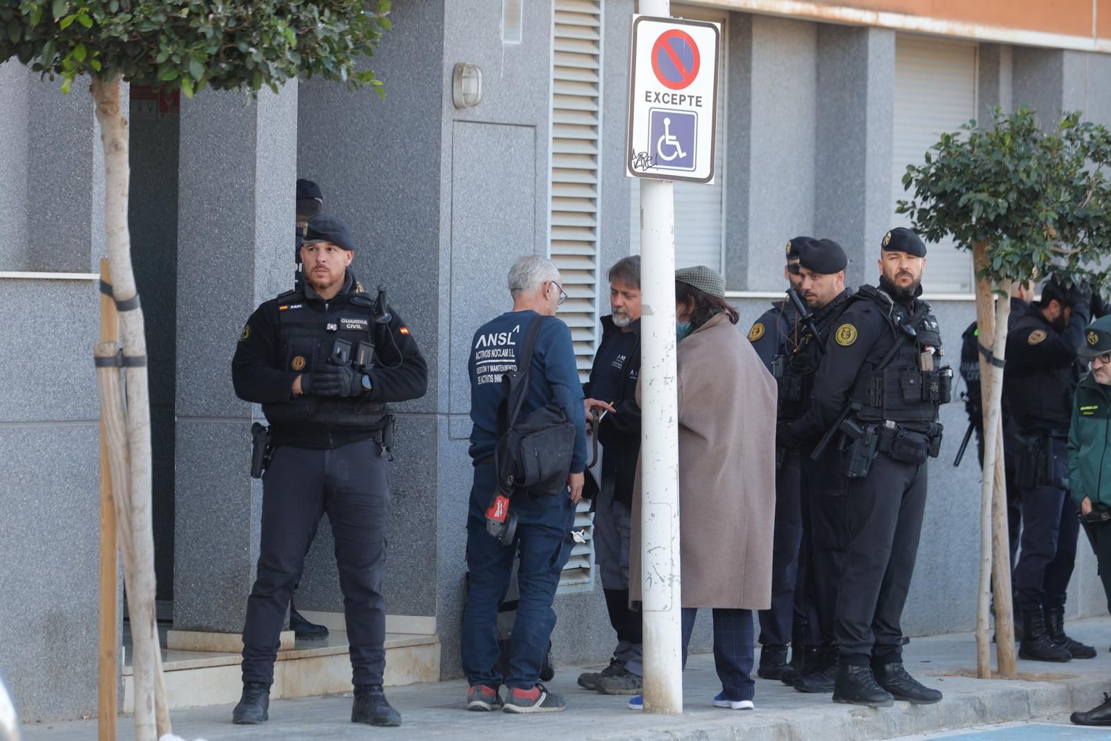 Amplio despliegue de Policía y Guardia Civil en el desahucio de 54 familias en Montserrat