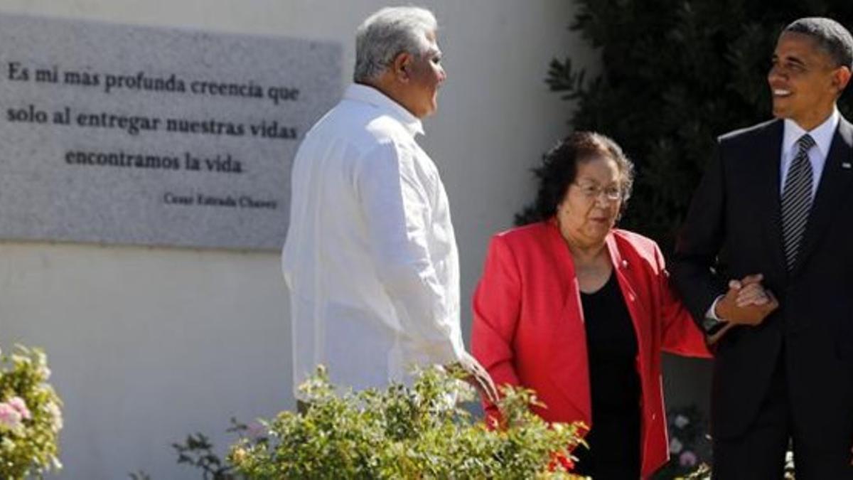 Obama camina junto a la viuda de Chávez, Helen, y su hijo Paul, en Keene.