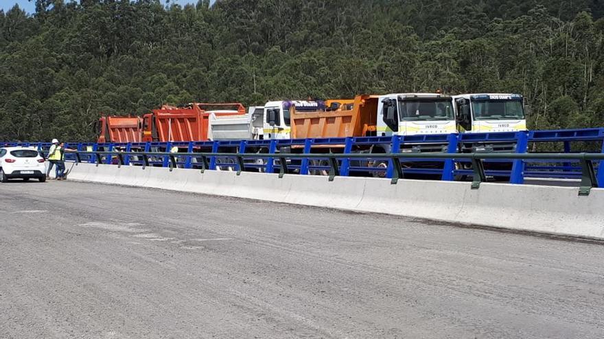 Camiones durante las pruebas de carga de esta misma mañana. // G.N.