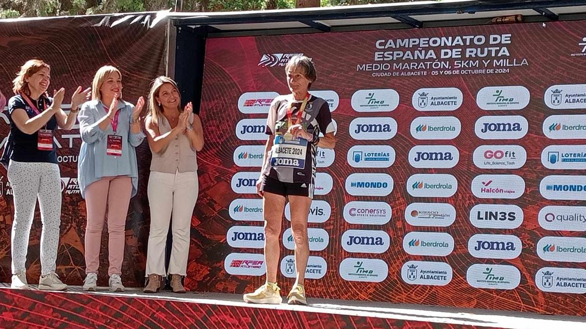 La atleta asturiana, en el podio