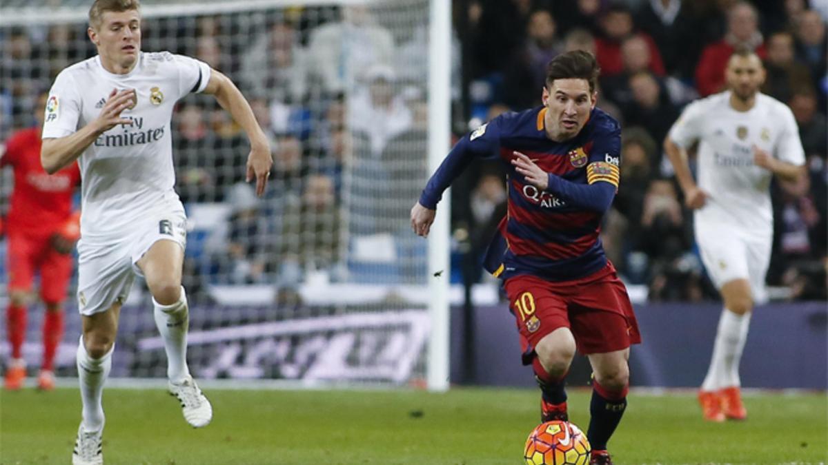 Leo Messi corre con Toni Kroos en la disputa del balón en el último clásico del Santiago Bernabéu