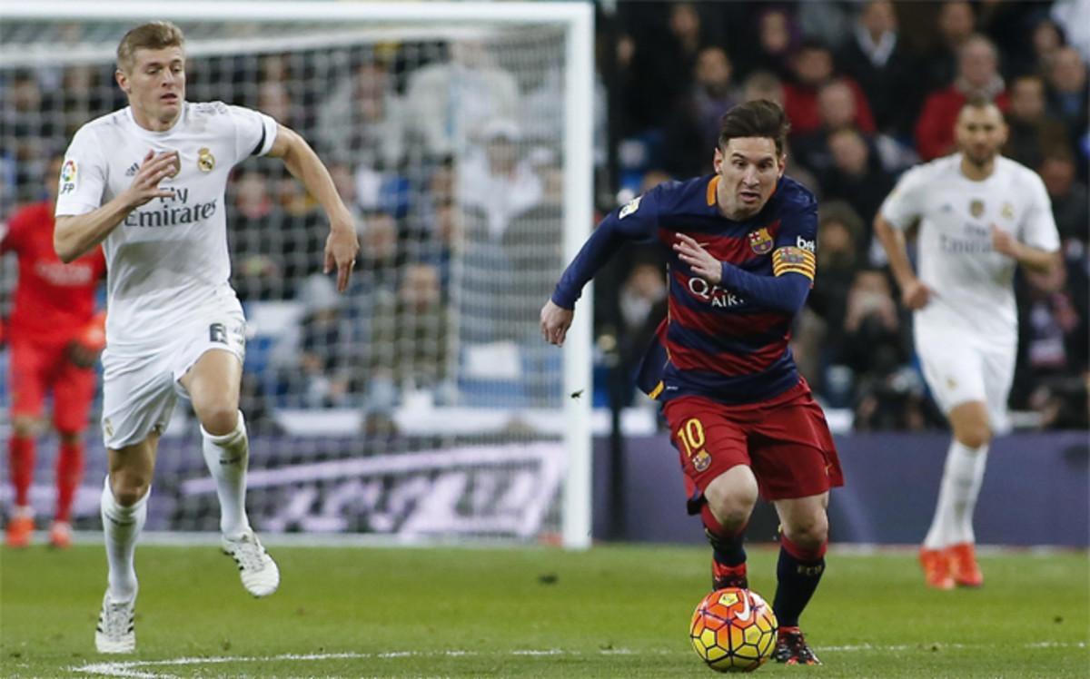 Leo Messi corre con Toni Kroos en la disputa del balón en el último clásico del Santiago Bernabéu