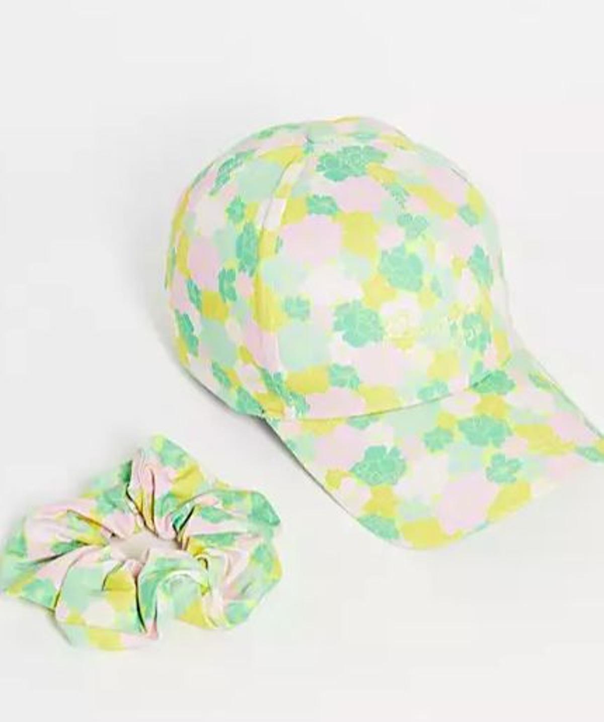 Pack de gorra y coletero con estampado floral de Reclaimed Vintage Inspired