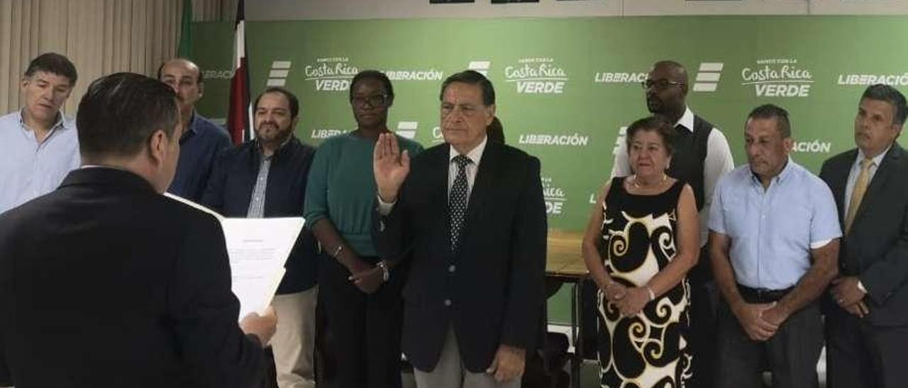 Guillermo Constenla Umana, juranado su puesto como presidente del Partido de Liberación Nacional.