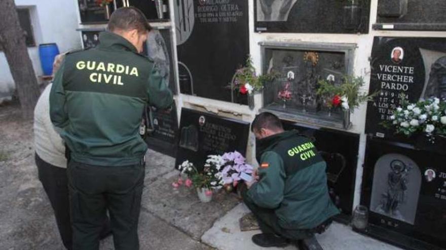 El cementerio de Margarida sufrió destrozos a consecuencia de la actuación de los ladrones. NEBUR