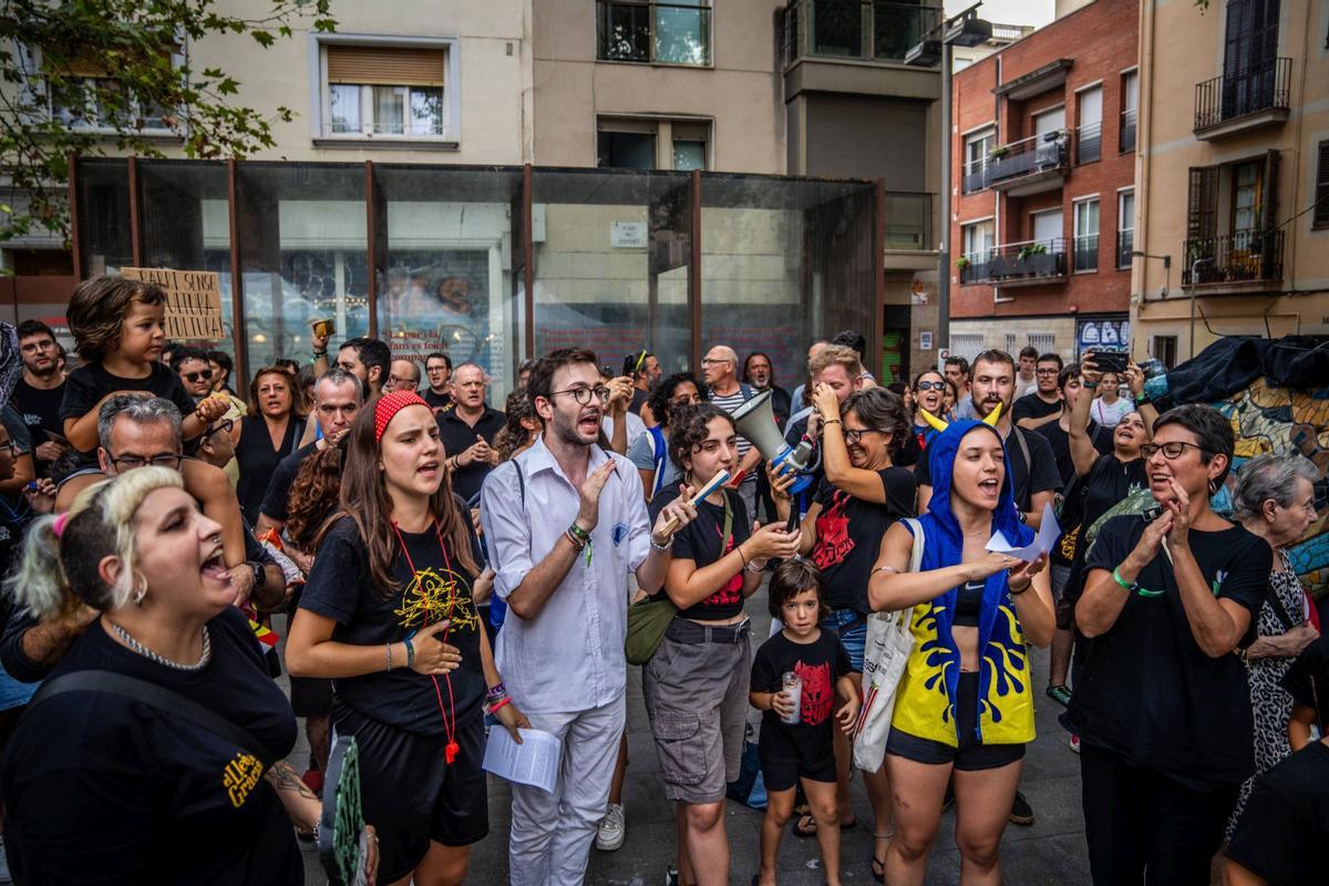 Un funeral por la cultura popular sustituye la masiva cercavila de las fiestas de Gràcia 2024