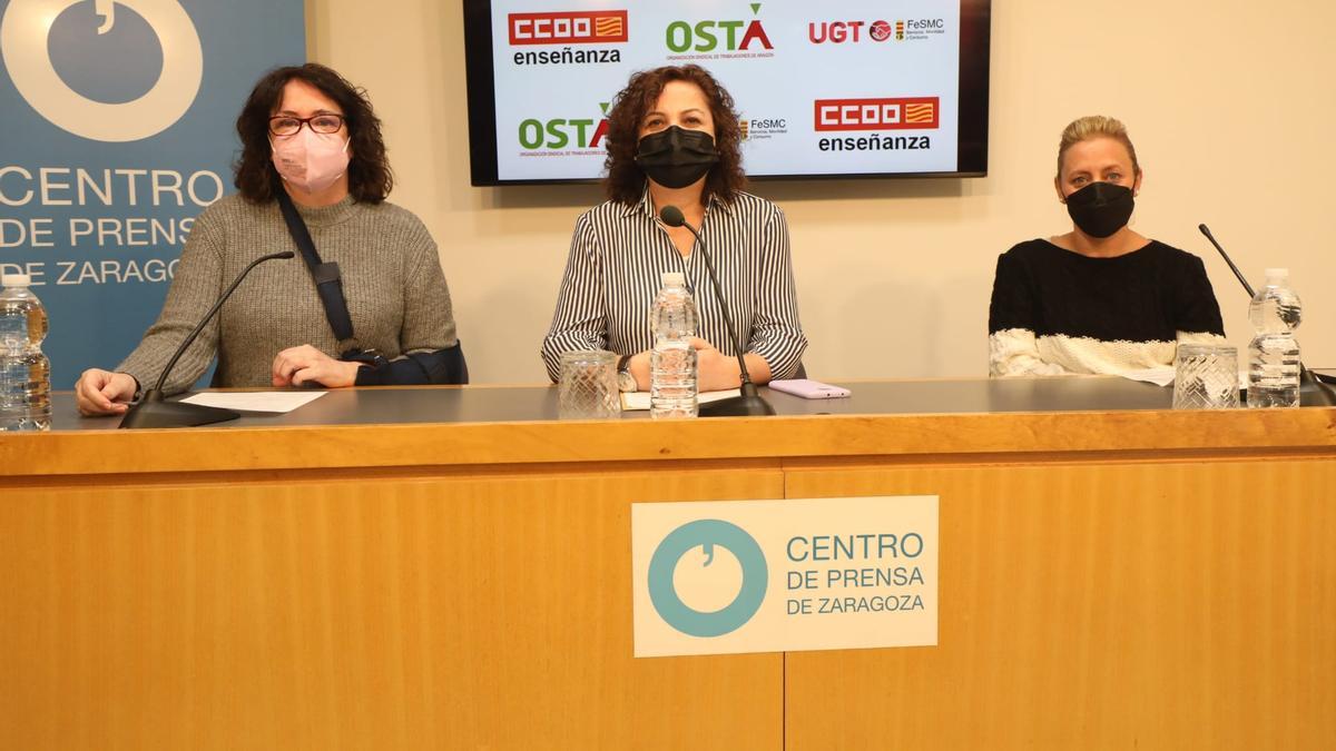 Carmen Ruiz, Eva Gorgojo y Ana Serrano, de UGT, CCOO y Osta, respectivamente, esta mañana, en la rueda de prensa para mostrar su malestar por sus condiciones de trabajo.