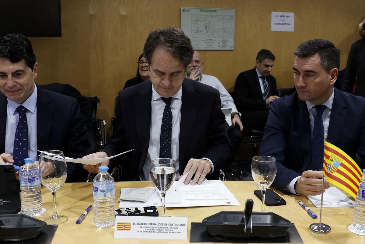 El consejero de Hacienda del Gobierno de Aragón en funciones, Roberto Bermúdez de Castro (centro).