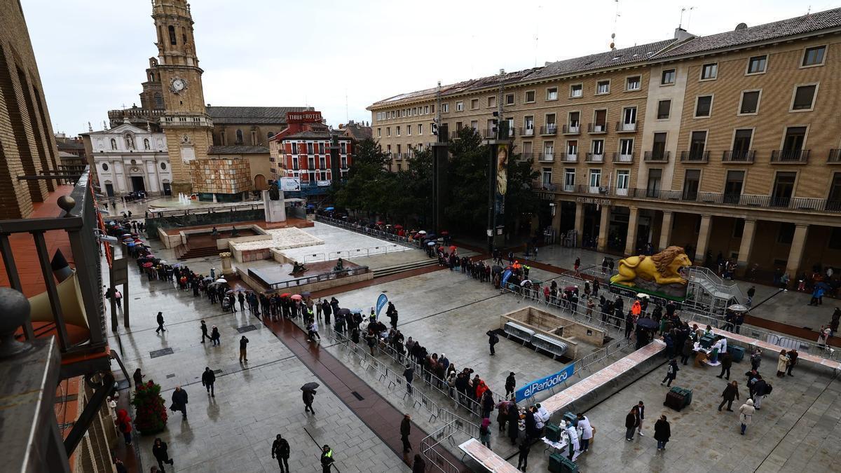 VÍDEO | Así ha sido el reparto del roscón de San Valero de El Periódico de Aragón en la plaza del Pilar