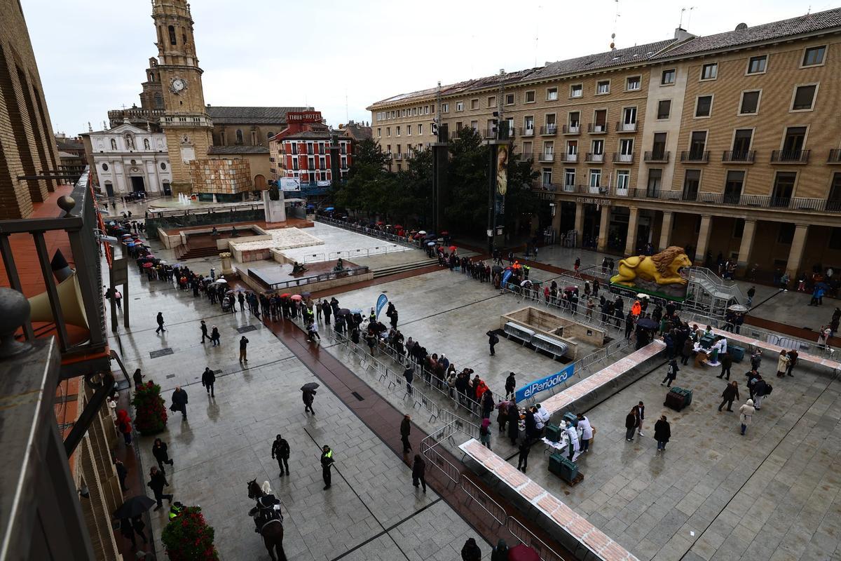 Largas filas para hacerse con uno de los trozos de roscón que reparte EL PERIÓDICO.