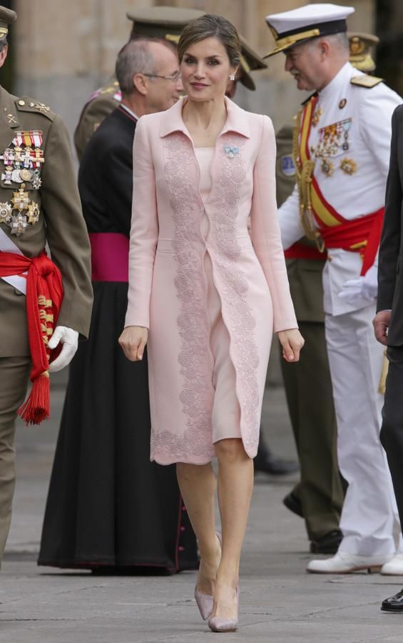 Letizia Ortiz en Salamanca con conjunto rosa de encaje