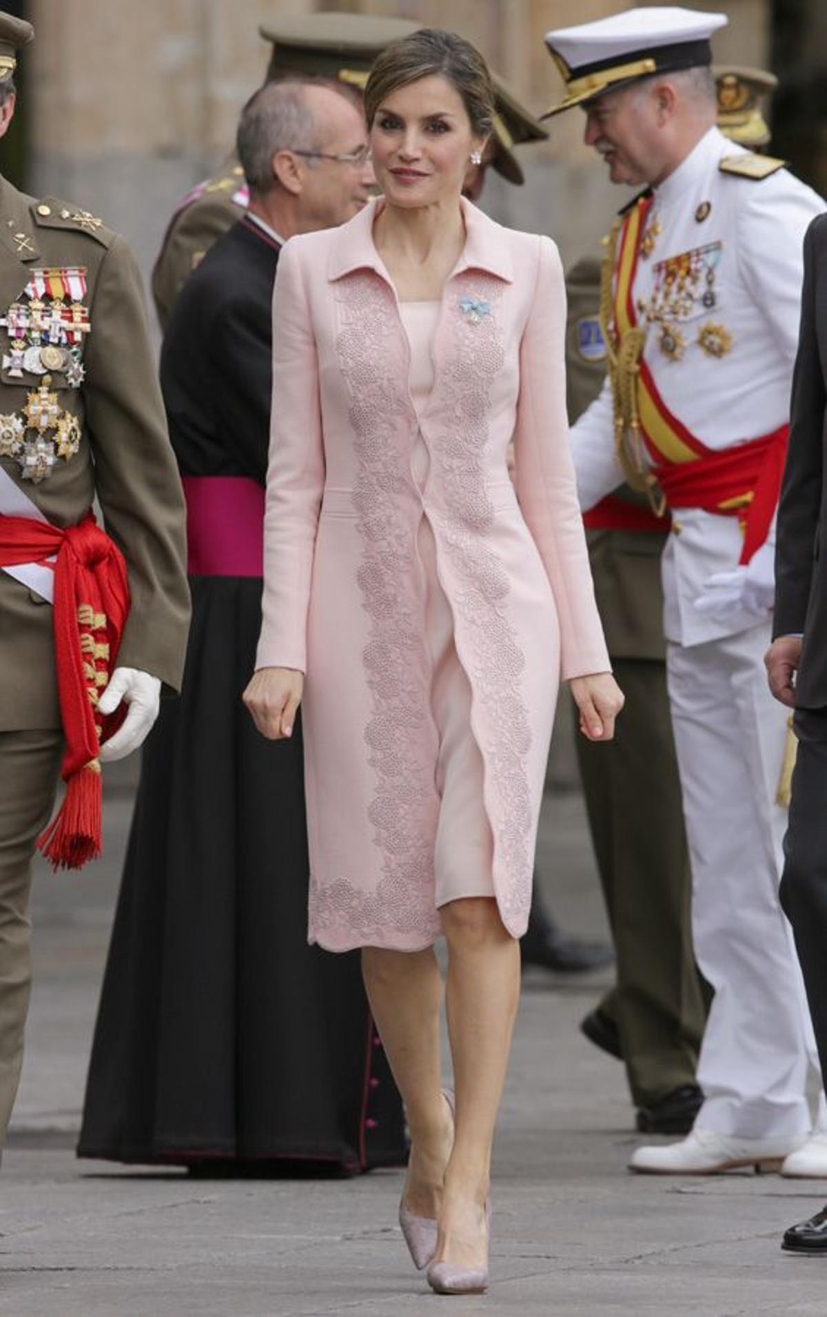 Letizia Ortiz en Salamanca con conjunto rosa de encaje