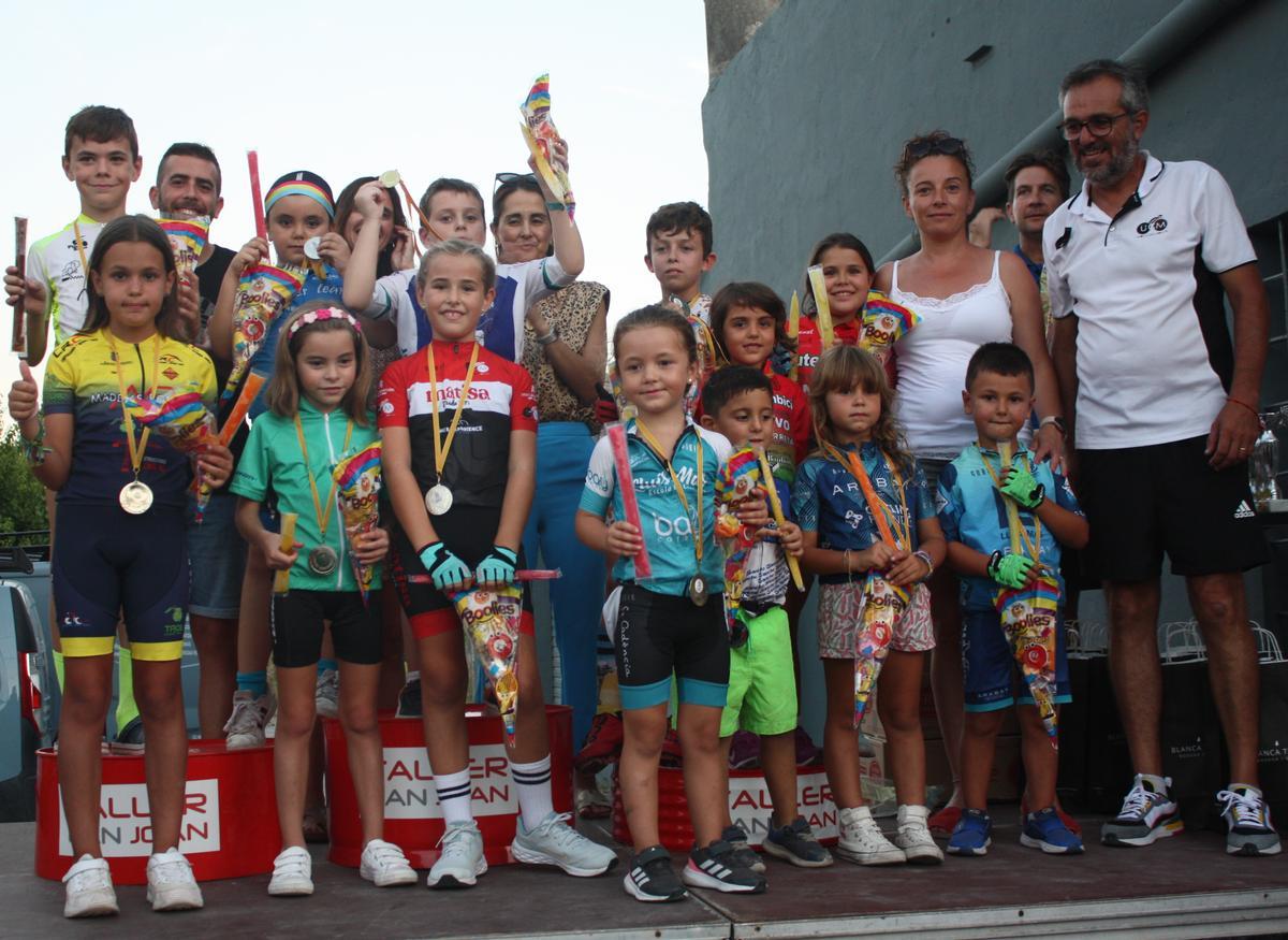 Los más pequeños de la competición posan tras la carrera en Montuïri.