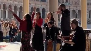 Bailaoras y músicos en la plaza de España de Sevilla.