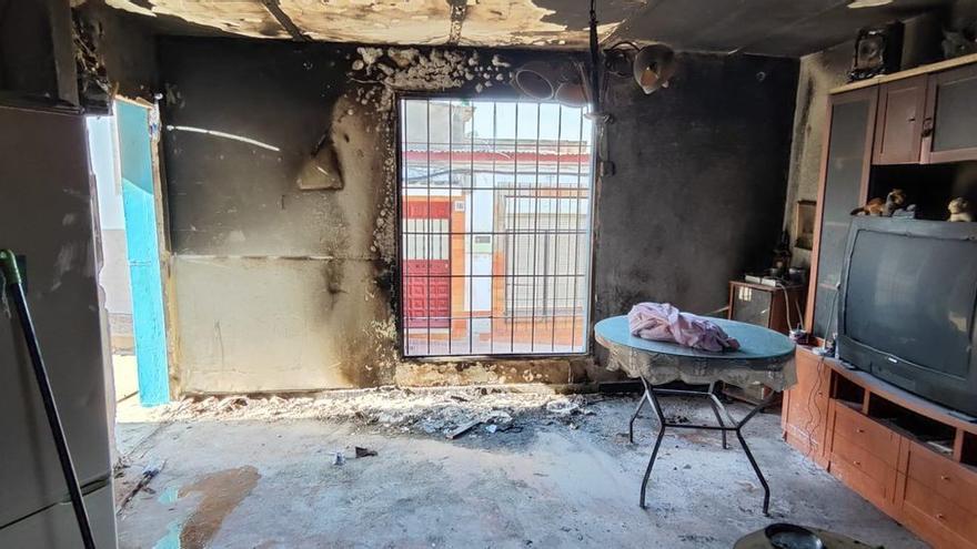 Estado en el que quedó el salón tras el incendio en la vivienda de El Progreso.