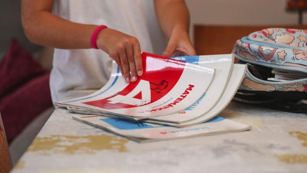 Preparació del 
material per a anar
a escola.  f.calabuig | PILAR CORTÉS