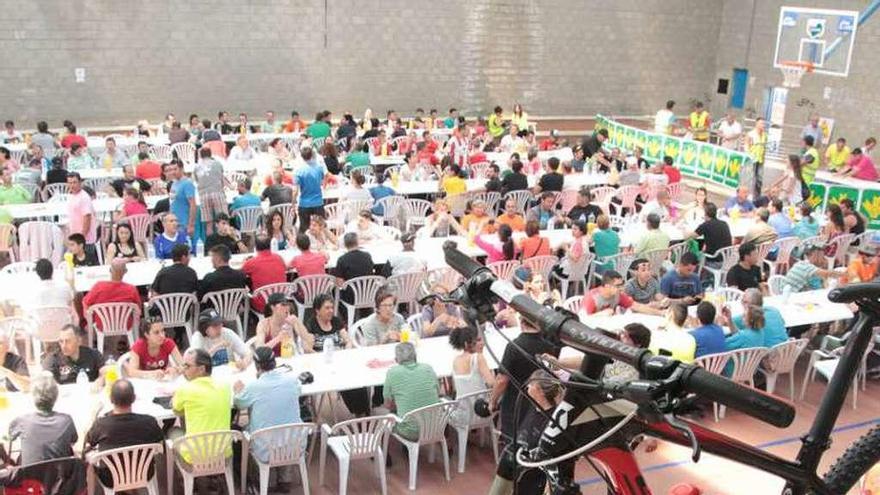 Degustación del arroz en Carbajales tras la carrera de 2014.