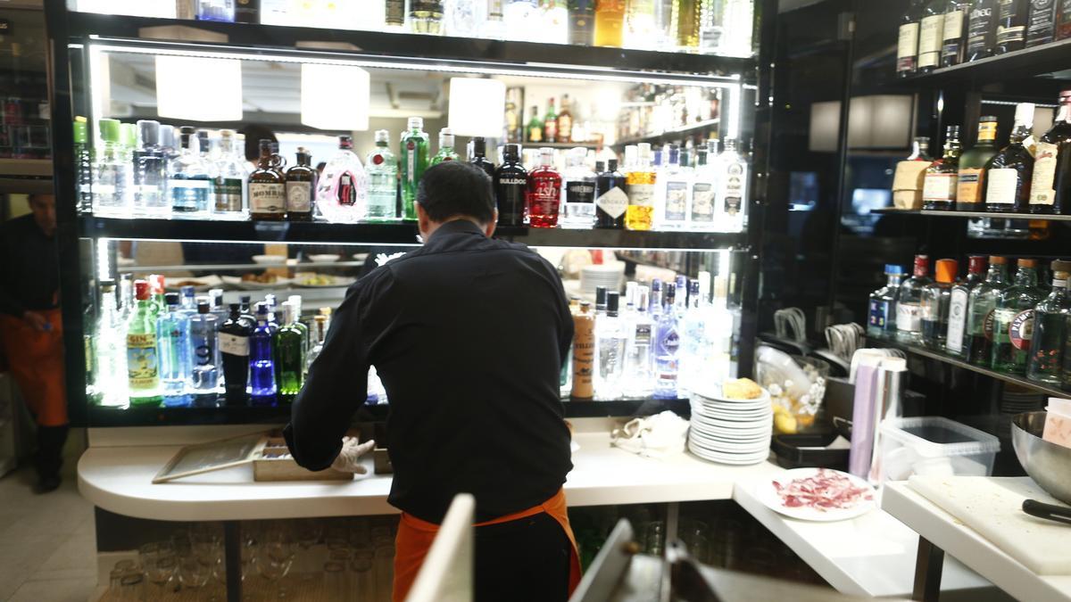 Trabajador de hostelería en un local.