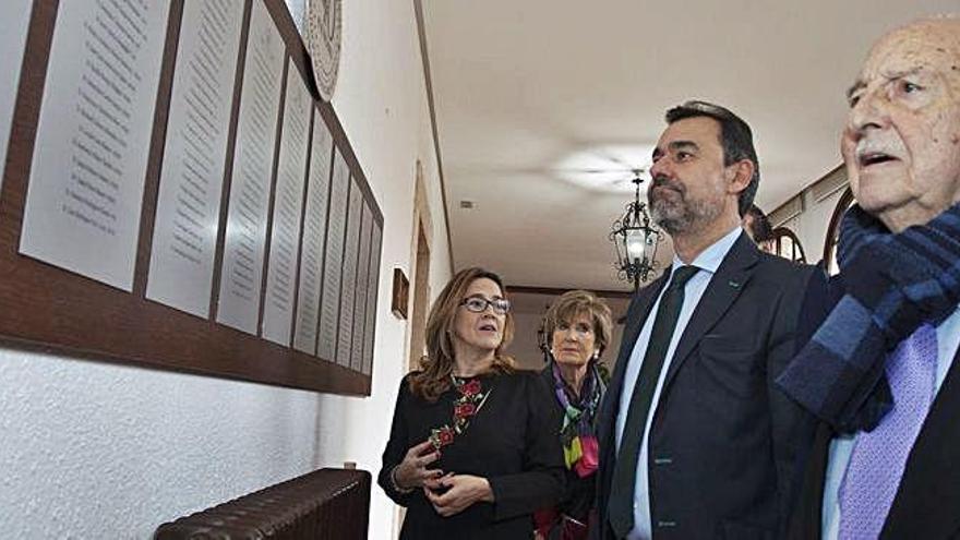 Mayte Martín Pozo, Pilar Álvarez, Fernando Martínez-Maillo y Luis Cid observan la placa de la Diputación. F.