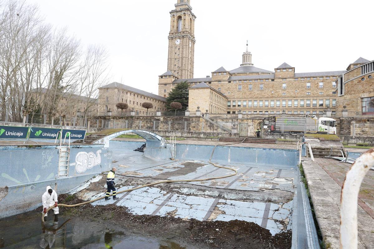 El inicio de los trabajos para dragar las piscinas de la Laboral, en imágenes