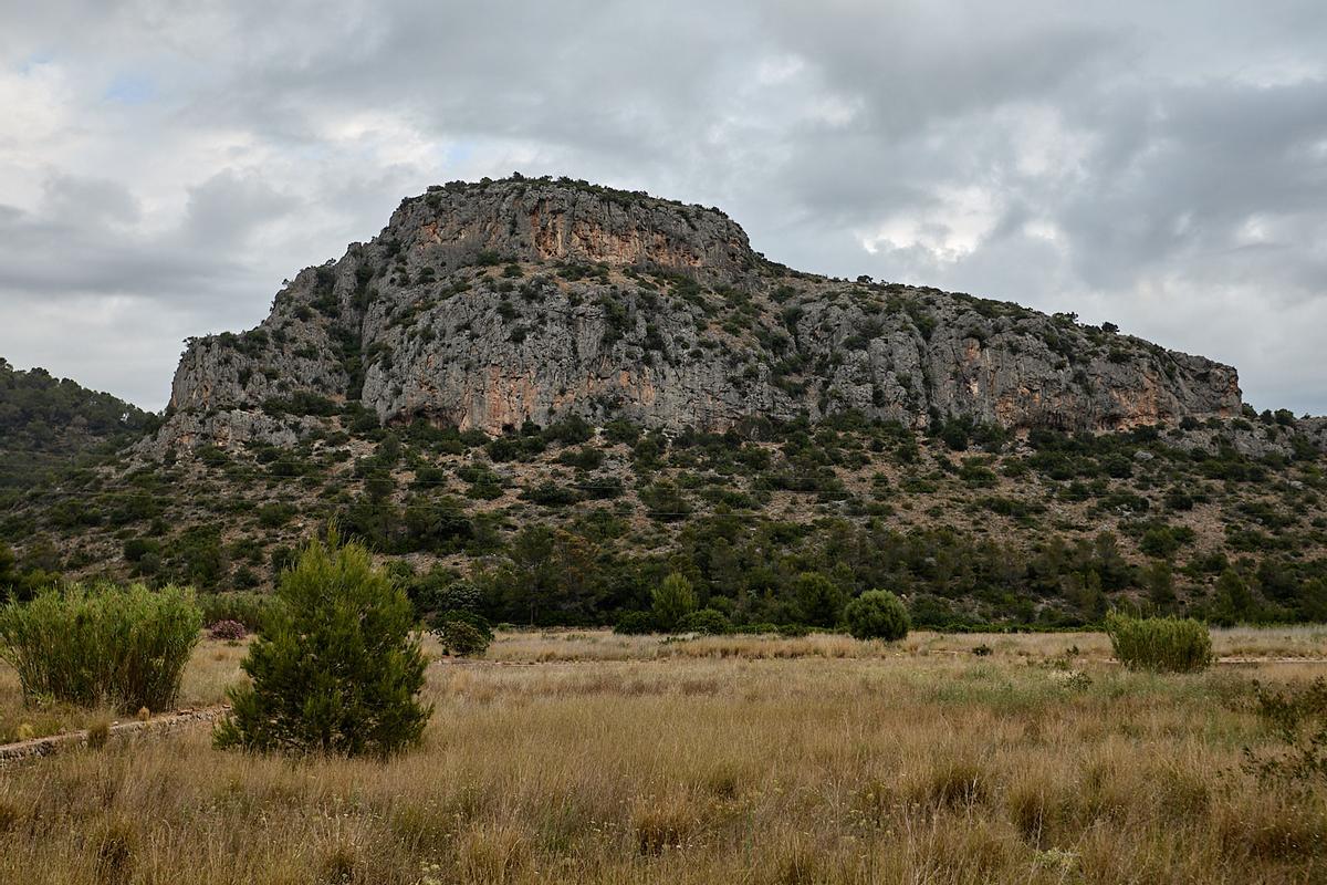 La Penya Roja, vista por su cara sur, donde están las rutas de escalada.