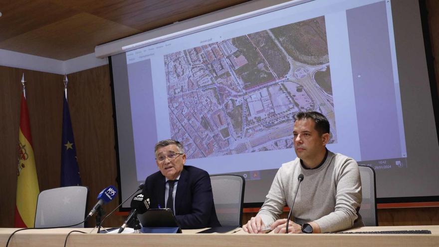 El teniente alcalde de San Pedro, ayer, durante la presentación de las actuaciones.