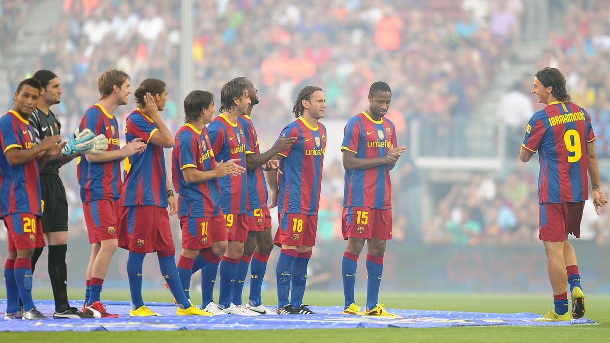 Ibrahimovic se presenta con la plantilla en el Gamper de 2010 poco antes de irse.