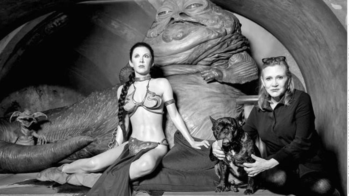 Carrie Fisher, junto a su perro Gary, el 31 de mayo del 2016 junto a la figura del museo de cera de Madame Tussaud, en Londres, que la representa con rehén de Jabba.