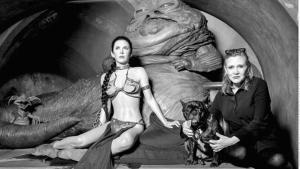 Carrie Fisher, junto a su perro Gary, el 31 de mayo del 2016 junto a la figura del museo de cera de Madame Tussaud, en Londres, que la representa con rehén de Jabba.