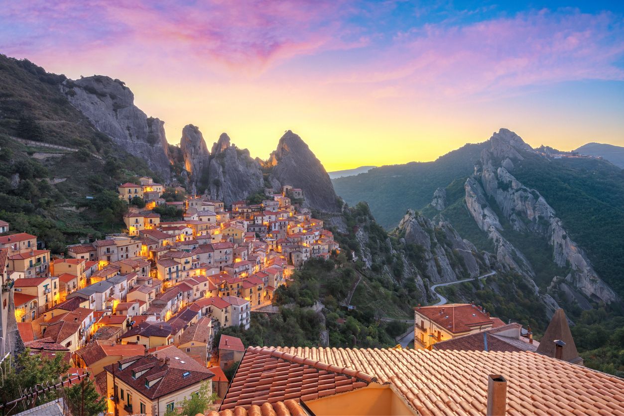 Castelmezzano, Italia Paisaje urbano al amanecer