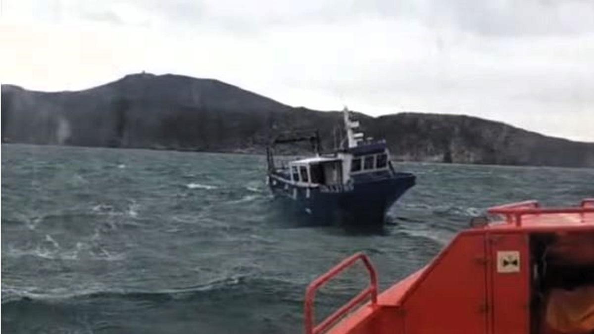 El Gravina Segon remolcat per la Salvamar Lyra des de cap Norfeu