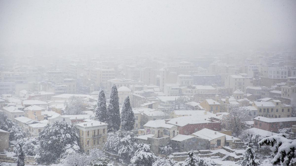 Imagen de archivo de nieve sobre la capital de Grecia, Atenas.