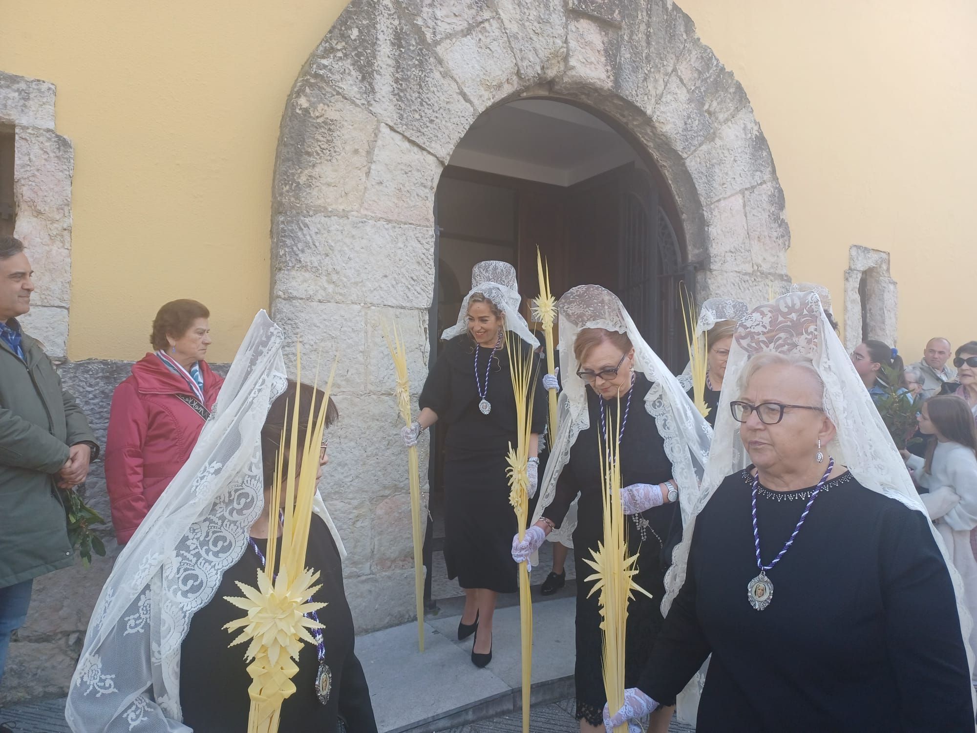 La Borriquilla apasiona en su primera procesión en Lugones, con cientos de vecinos en las calles