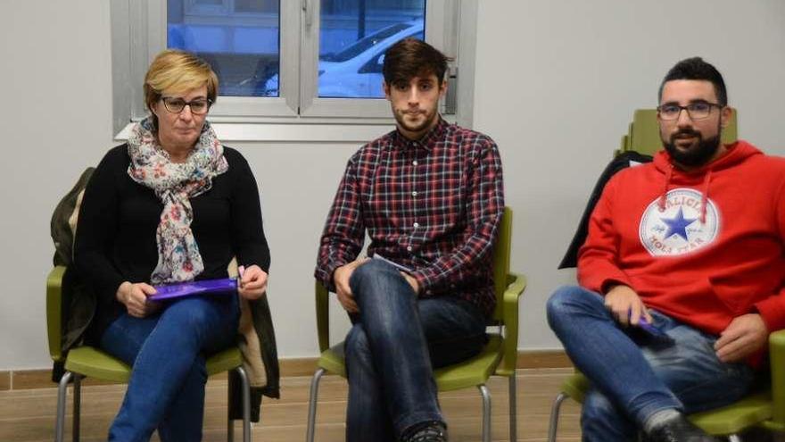 Hermelo (dcha.), con Carmen Gil y Adrián Dios, en el acto de la candidatura de Villares en Cangas. // G.N.