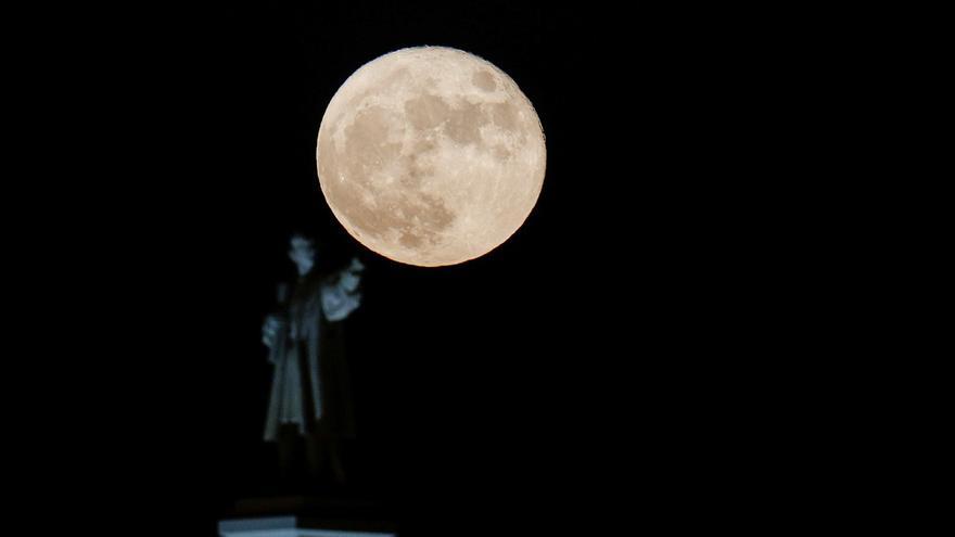 La Superluna enamora a Gran Canaria