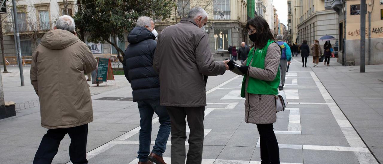 Campaña de concienciación frente al cáncer de colon, a cargo de la Asociación Española contra el Cáncer de Zamora.