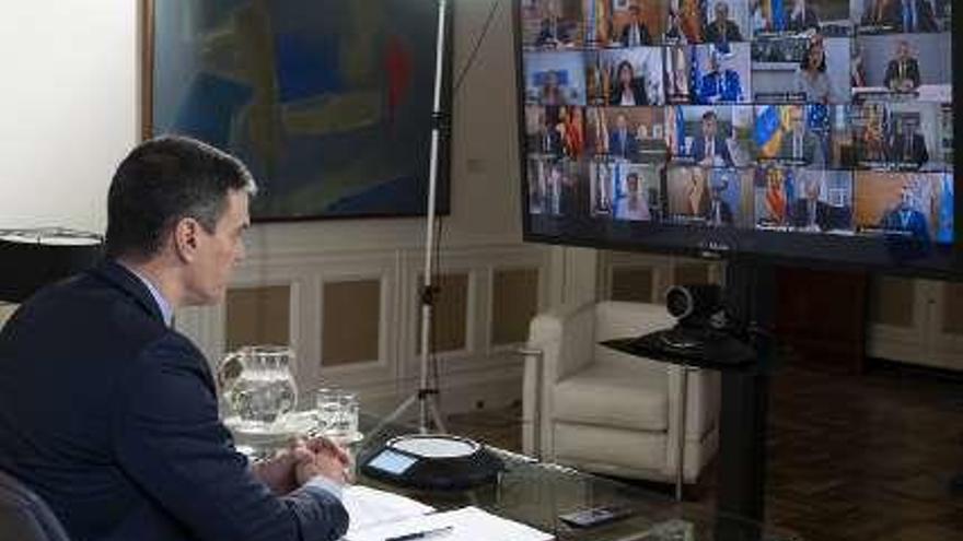 Sánchez, ayer, durante la videoconferencia con Urkullu, Feijóo, Torra, Paje y Lambán. // Efe