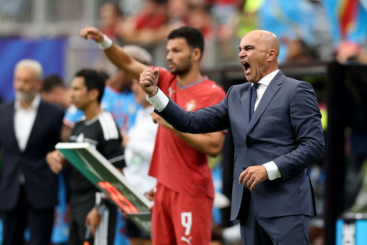 Roberto Martínez chilla a algún jugador de Portugal mientras en la banda espera Gonçalo Ramos para entrar al campo en el Portugal-Congo.