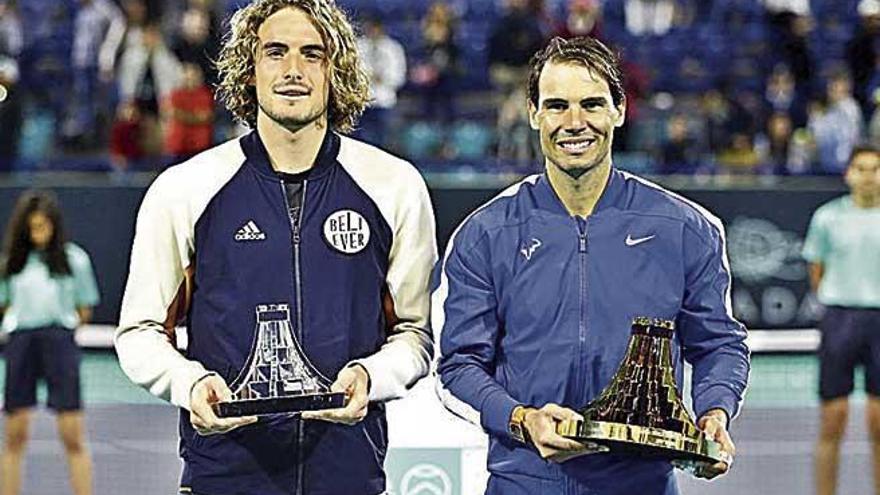Tsitsipas y Nadal posan con los trofeos del torneo.