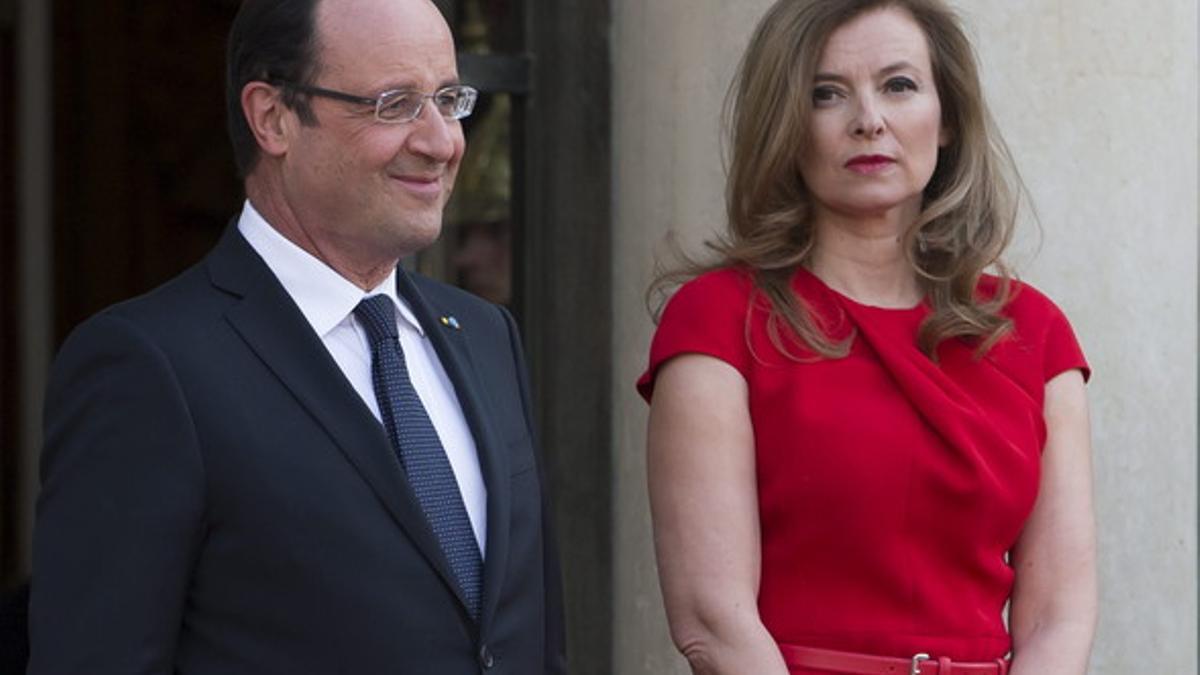 François Hollande y Valérie Trierweiler, en el Elíseo, en mayo.