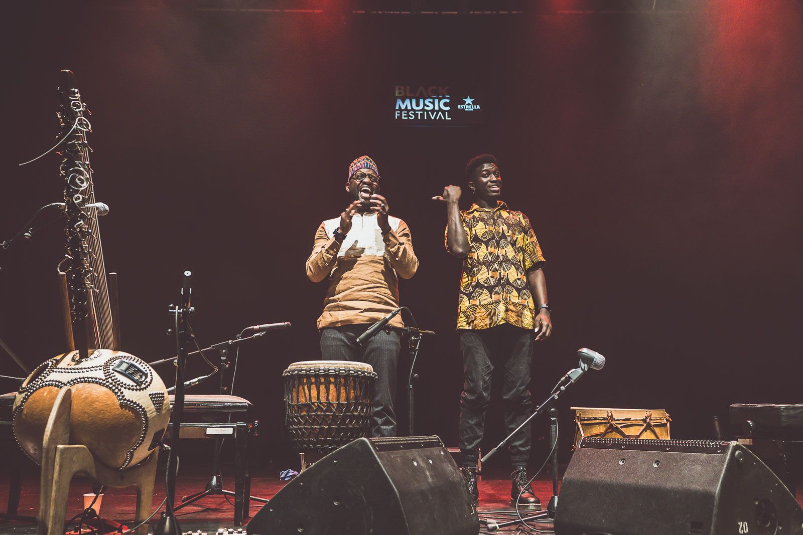 Momi Maiga 和 Seckou Keita 在黑人音乐节上展示科拉传统