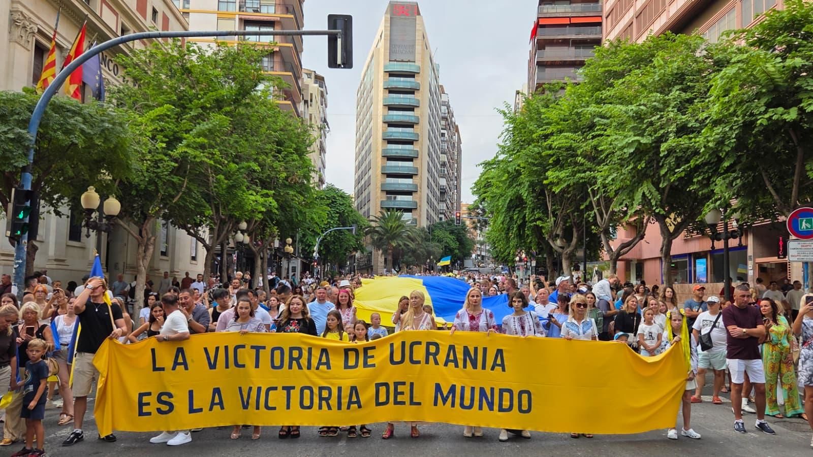 Así ha sido la manifestación celebrada en Alicante por Ucrania con el lema: "La victoria de Ucrania es la victoria del mundo"
