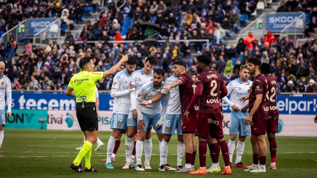 Sánchez Villalobos da instrucciones en un córner a los jugadores del Zaragoza y el Leganés.