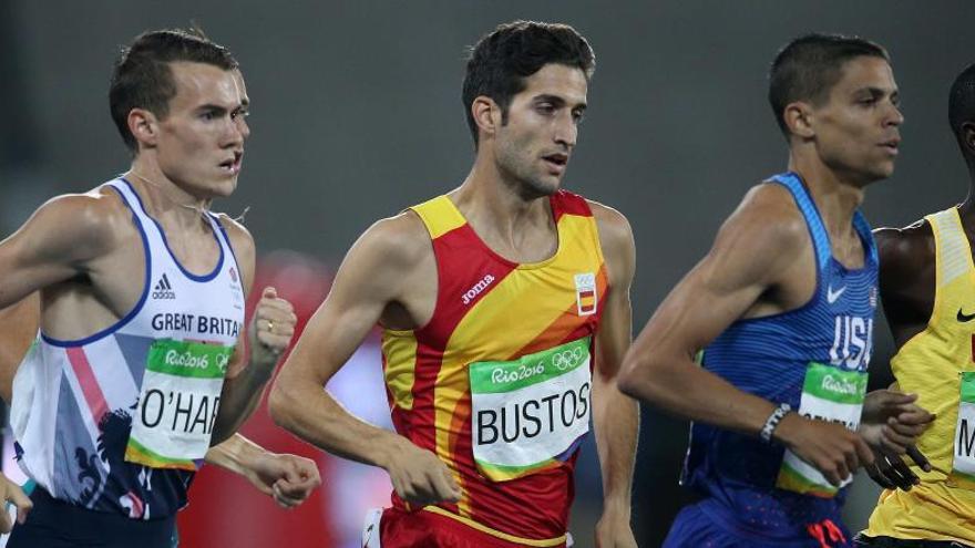 El atleta español David Bustos en la carrera de 1.500.