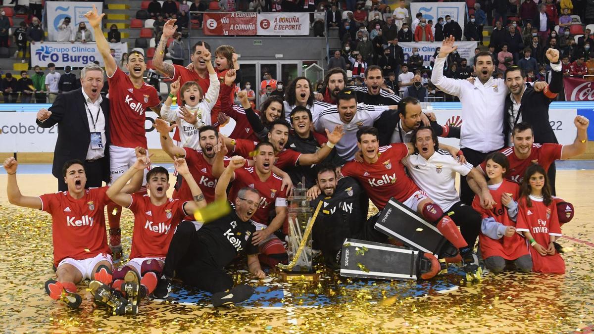 Los jugadores del Benfica celebran la consecución del título de la Golden Cup, ayer en A Coruña. |  // CARLOS PARDELLAS