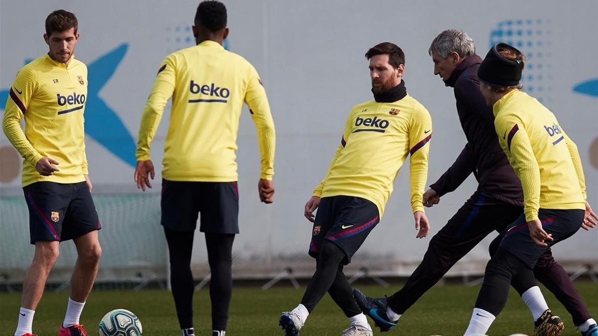 Messi y Setién en el último entrenamiento previo al duelo con el Levante en el Camp Nou.