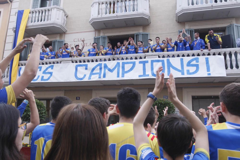 Celebració de l''ascens del Sarrià a la divisió de plata d''handbol